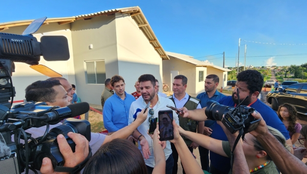 Gladson entrega 19 casas no Jequitibá e assina ordem de serviços para construção de 383 unidades na Cidade do Povo